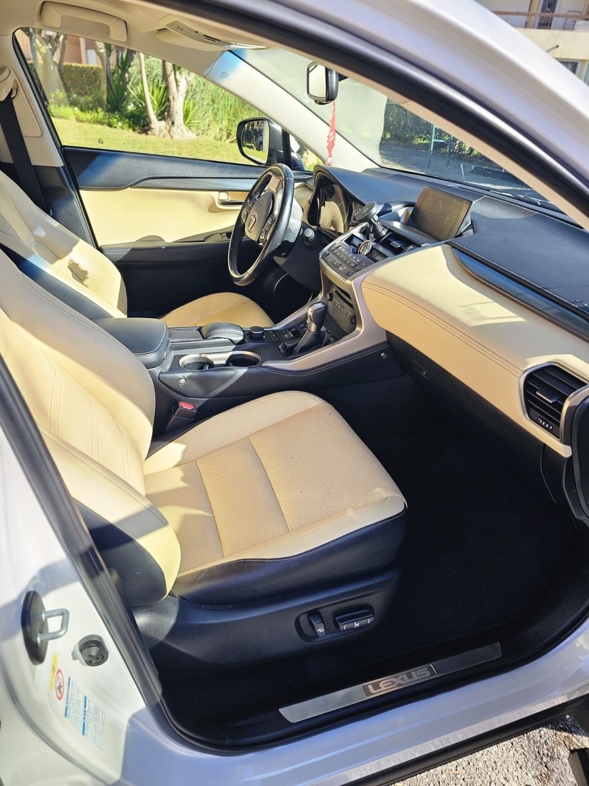 Lexus NX 300h E-FOUR Executive Line Hybride 197 ch Automatique 2018 - 64 400 km – Image 3